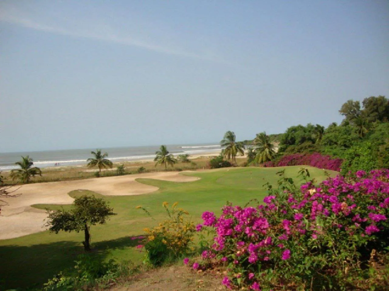 Le parcours du Club Med Cap Skirring, bunkers et bougainvilliers face à l'océan Atlantique