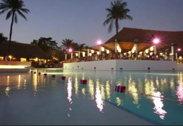 La piscine du village le soir